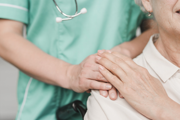 Источник: https://ru.freepik.com/free-photo/senior-woman-patient-touching-female-nurse-hand-on-shoulder_2652909.htm